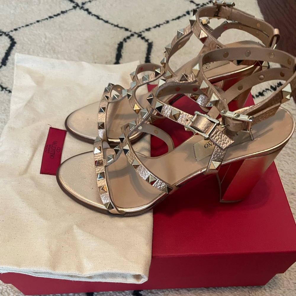 Valentino Rock Stud Rose Gold leather/Gold stud Sandals. Size 7.5 (37.5)